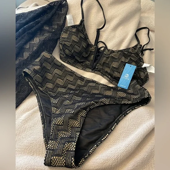 Cupshe Swim Cupshe X Iskra Geovwire Bikini Top Lace Tummy